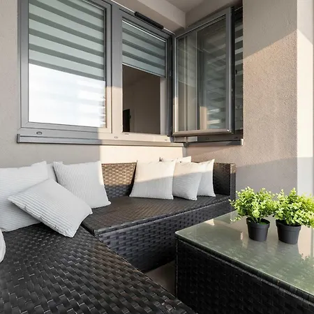 Modern Grey Close To The Centre Of Perfect For Remote Work By Renters Rzeszów