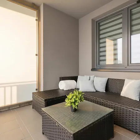 아파트 Modern Grey Close To The Centre Of Perfect For Remote Work By Renters