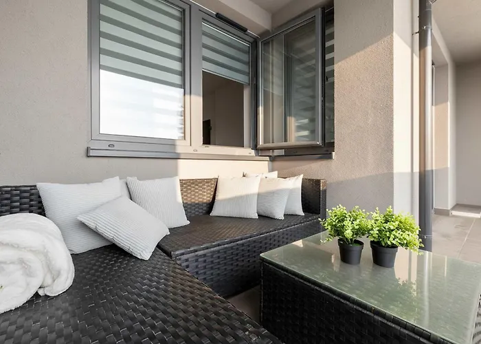 Modern Grey Close To The Centre Of Perfect For Remote Work By Renters Rzeszów